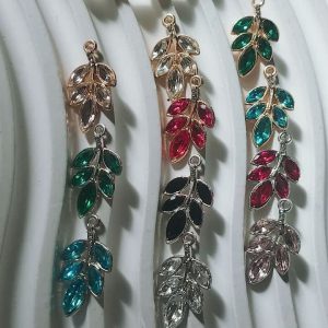 آویز برگ نگین دار در رنگهای متنوع بسیار با کیفیت در خرازی نگین به فروش می رسد. مناسب ساخت آویز گردنبند و گوشواره ، گیره حجاب ... می باشد.
