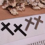 آویز صلیب حک شده