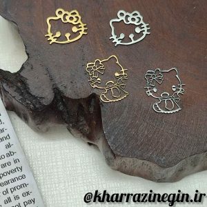 پلاک کیتی رنگ طلایی ونقره ای در خرازی نگین موجود می باشد. مناسب ساخت انواع اکسسوری، گردنبند،دستبندو گوشواره.... می باشد.