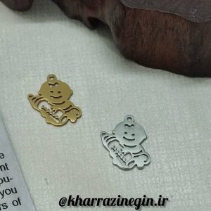 آویز بچه با شیشه شیر