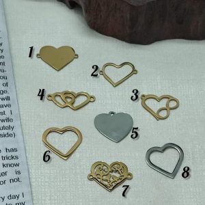 پلاک قلب استیل تک حلقه و دو حلقه رنگ طلایی و رنگ نقره ای در خرازی نگین موجود می باشد. مناسب ساخت انواع اکسسوری، گردنبند،دستبند و.... می باشد.