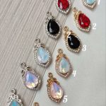 آویز اشک نگیندار پایه طلایی و پایه نقره ای در شش رنگ در خرازی نگین موجود میباشد. مناسب ساخت گردنبند و گوشواره و گیره حجاب و.... میباشد.