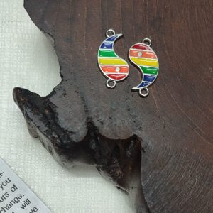 پلاک یینگ و یانگ رنگی دو حلقه در خرازی نگین موجود میباشد. مناسب ساخت انواع دستبند ست کاپلی یا دوستی می باشد.